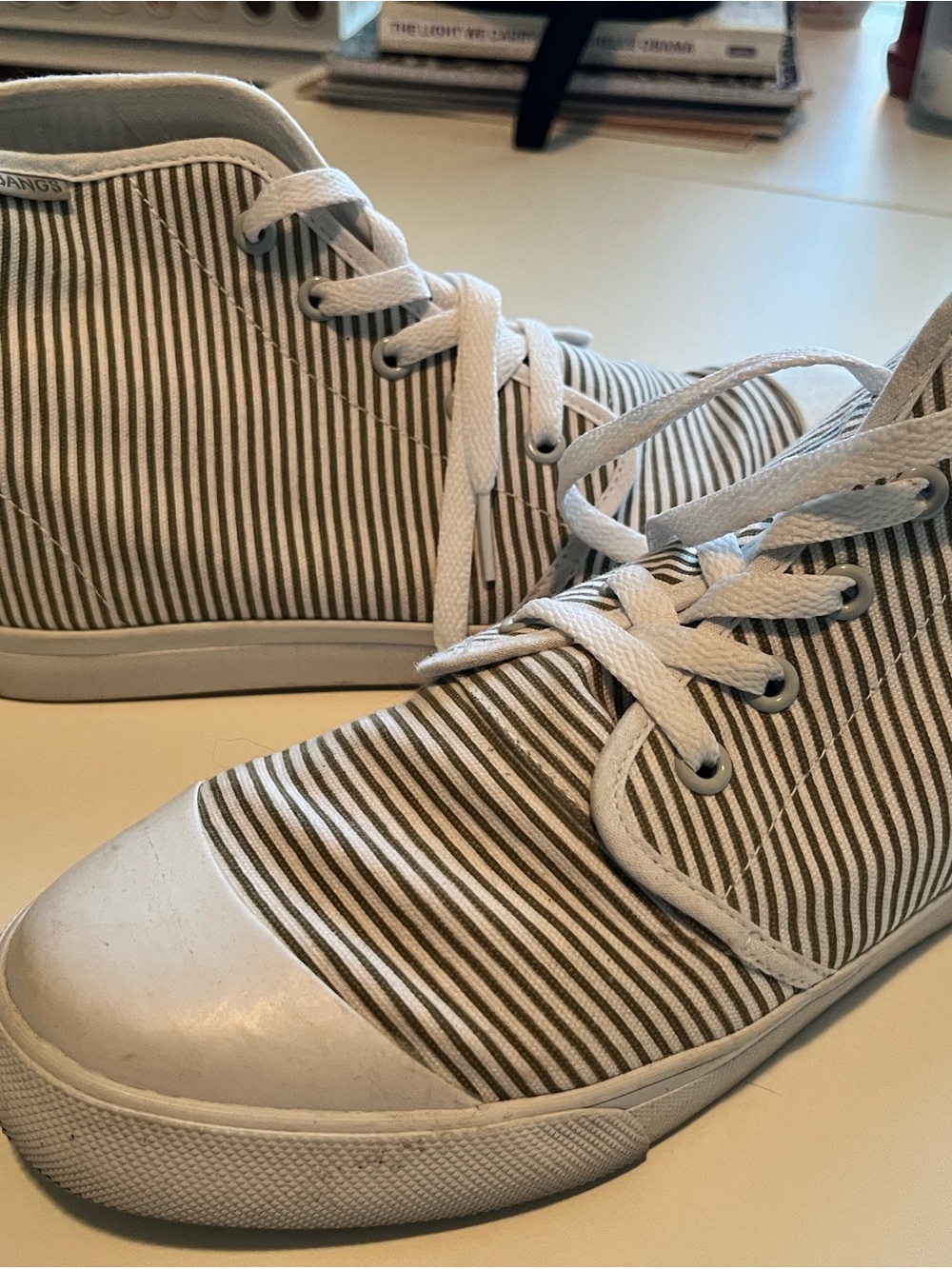 Casual Striped High-Top Sneakers - White and Olive